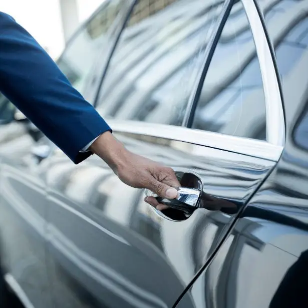 Autista del servizio NCC Brindisi Vital&Car che apre lo sportello di un'auto