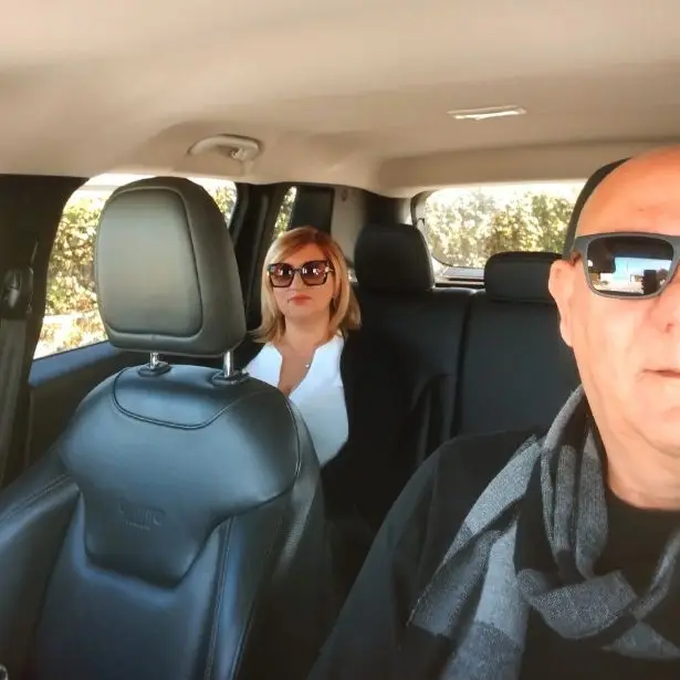 Cliente del servizio NCC Brindisi Vital&Car durante un trasporto verso l'aeroporto di Brindisi